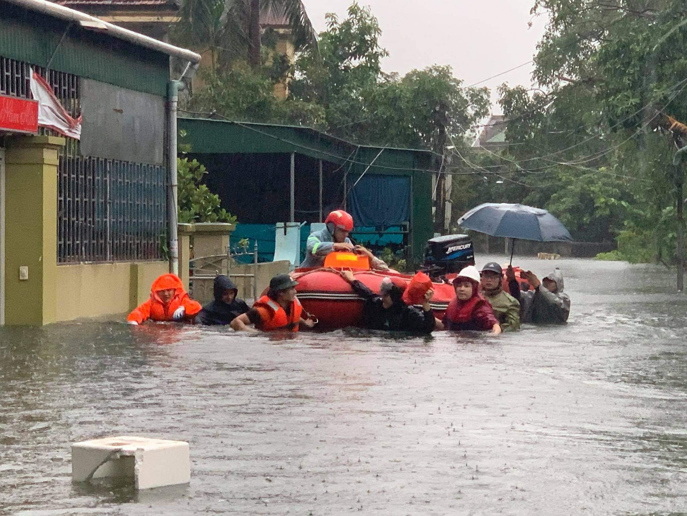 460 đội thanh niên tình nguyện đến từng nhà giúp dân chạy lũ ảnh 1