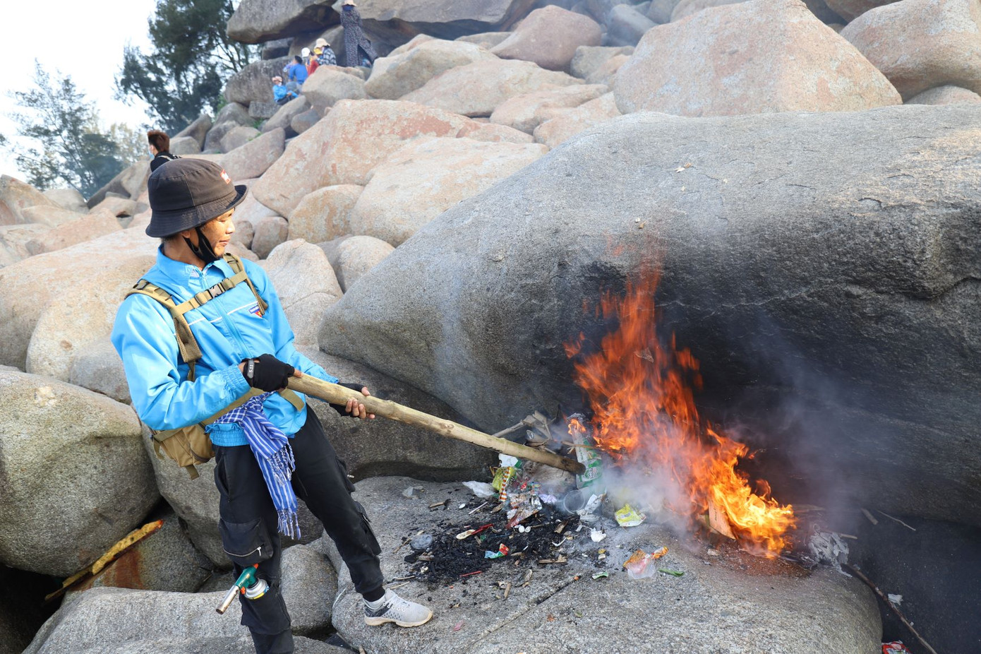 Nhóm thanh niên tình nguyện lên rừng, xuống biển dọn rác ảnh 2