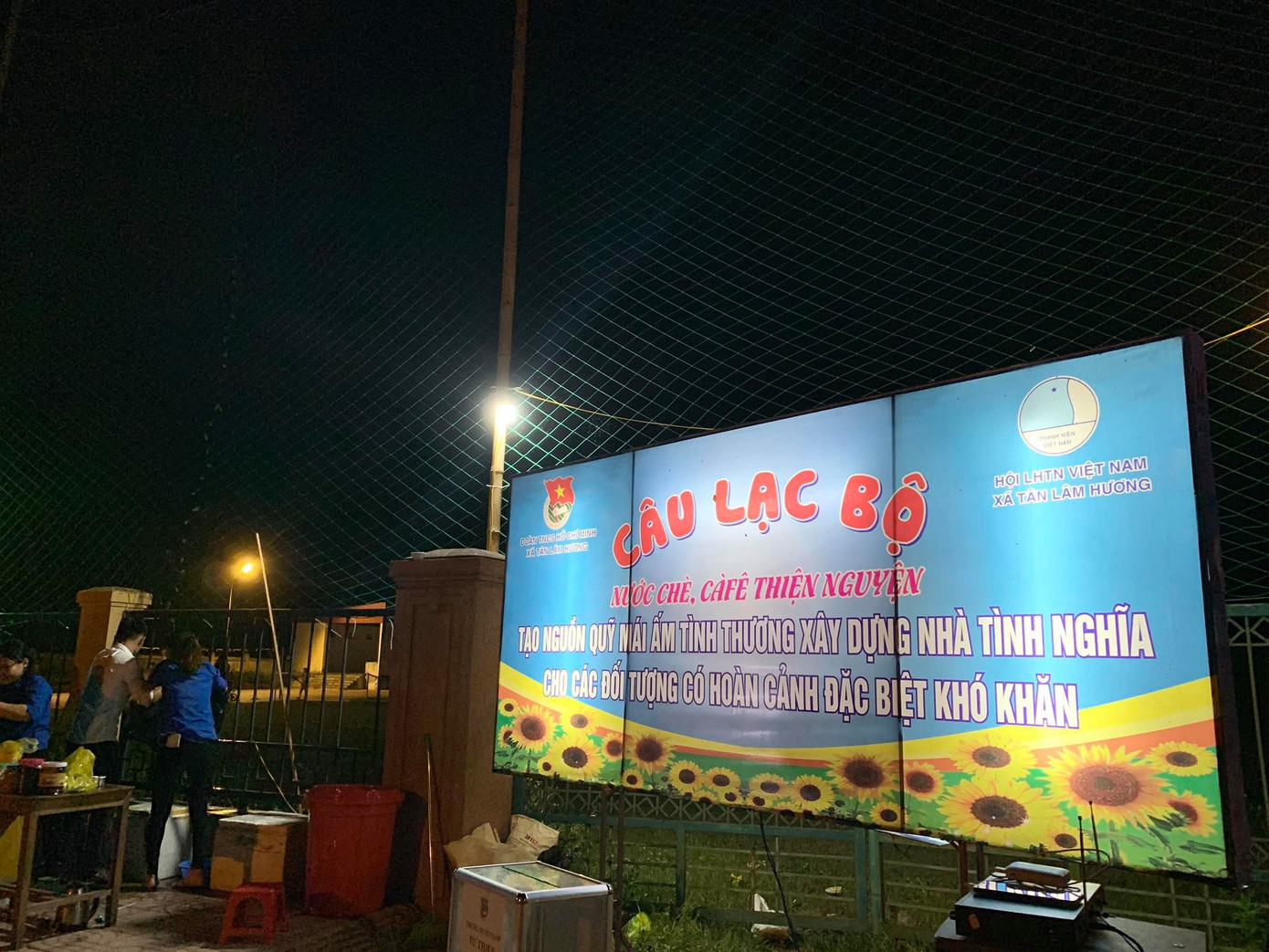 Đoàn thanh niên bán nước chè gây quỹ mái ấm ảnh 1