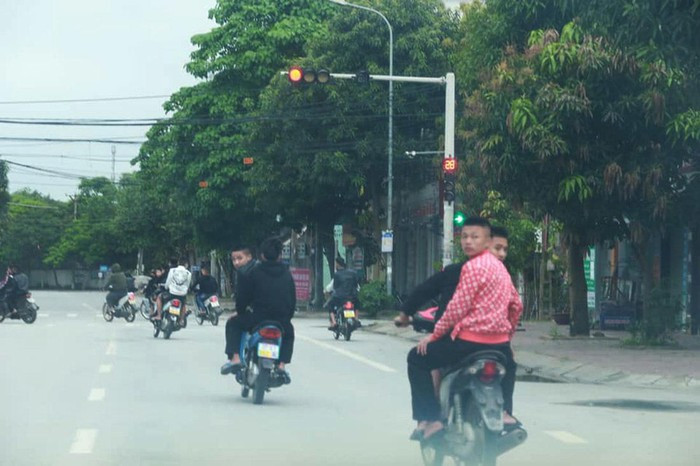 Công an tổ chức vây bắt nhóm 'quái xế' đầu trần lạng lách, đánh võng giữa phố ảnh 1