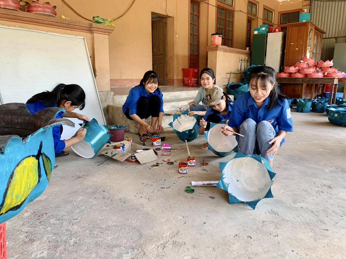 Thanh niên tái chế lốp xe cũ thành chậu hoa trang trí ảnh 10