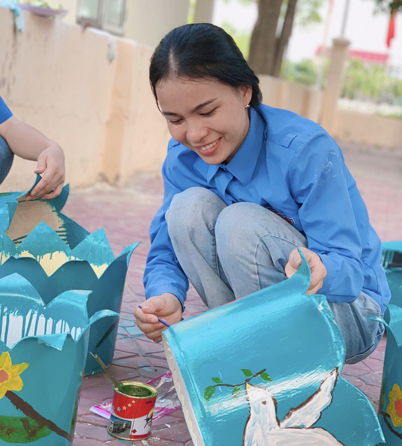 Thanh niên tái chế lốp xe cũ thành chậu hoa trang trí ảnh 13