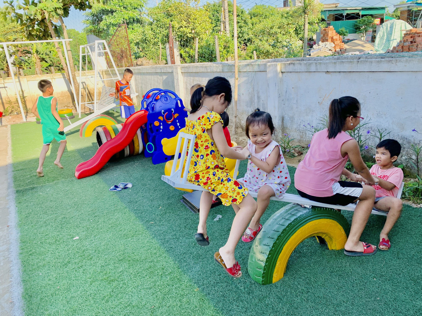 Thanh niên tái chế lốp xe cũ thành chậu hoa trang trí ảnh 14