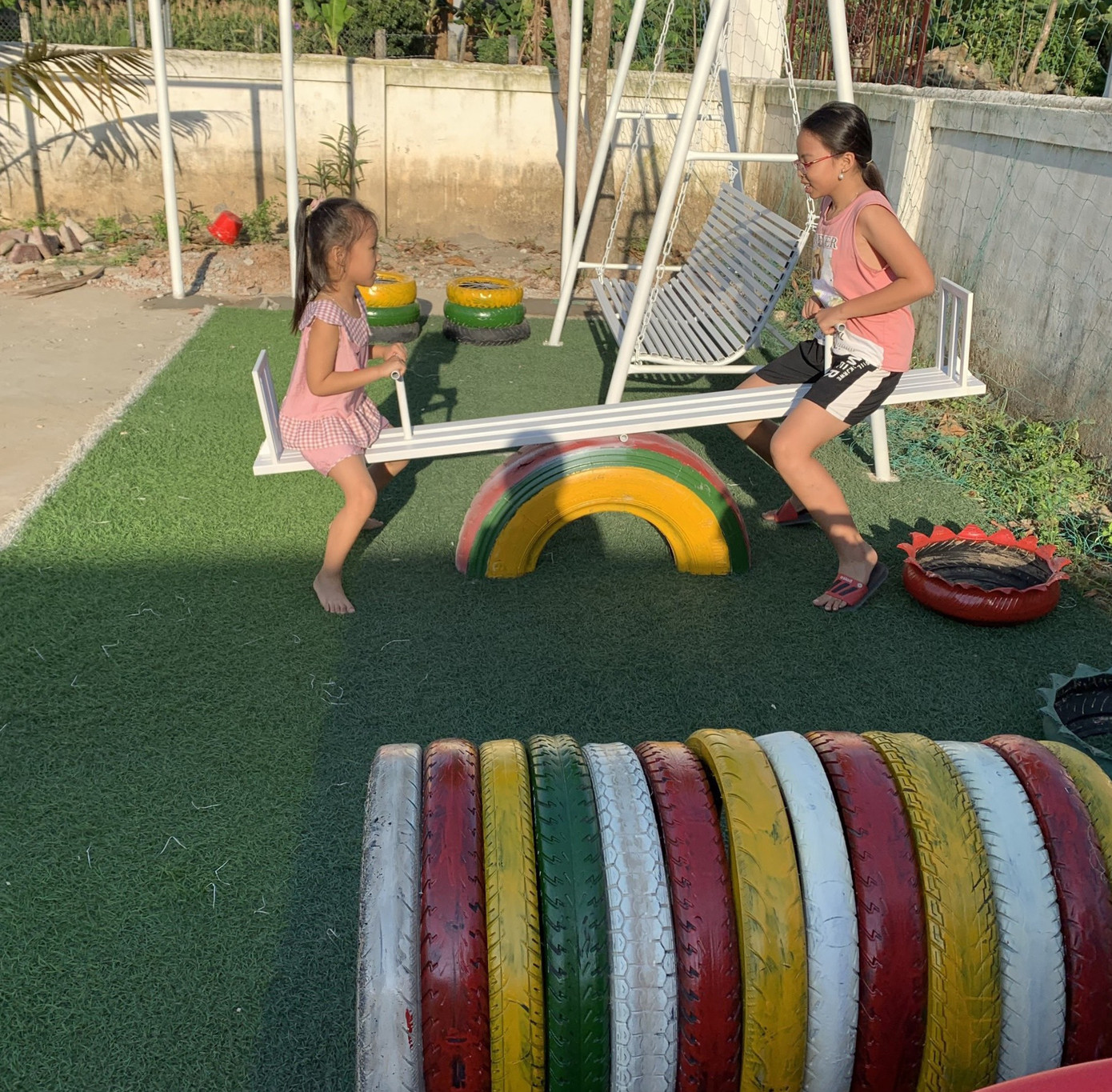 Thanh niên tái chế lốp xe cũ thành chậu hoa trang trí ảnh 3