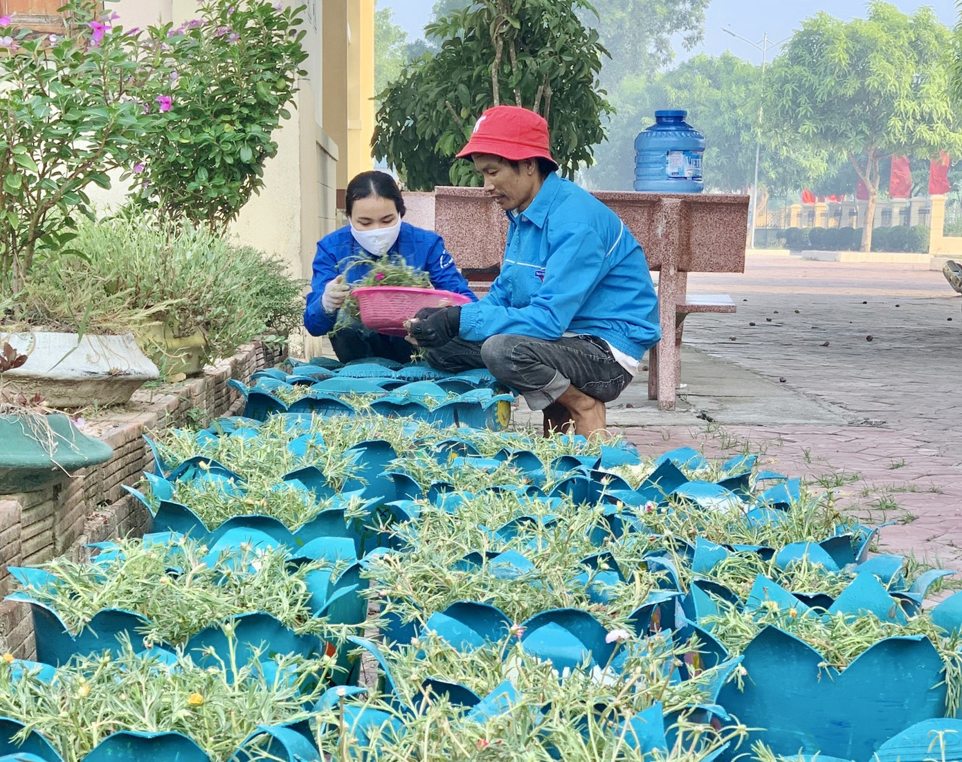 Thanh niên tái chế lốp xe cũ thành chậu hoa trang trí ảnh 7