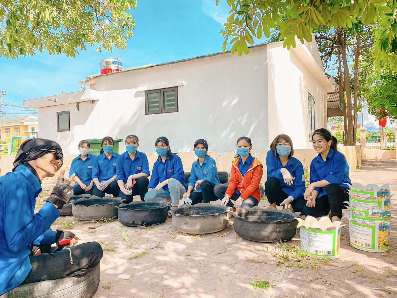 Thanh niên tái chế lốp xe cũ thành chậu hoa trang trí ảnh 12