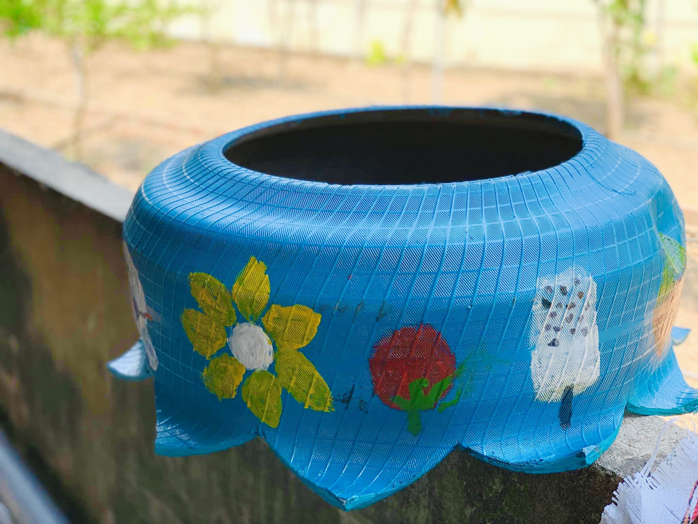 Thanh niên tái chế lốp xe cũ thành chậu hoa trang trí ảnh 5