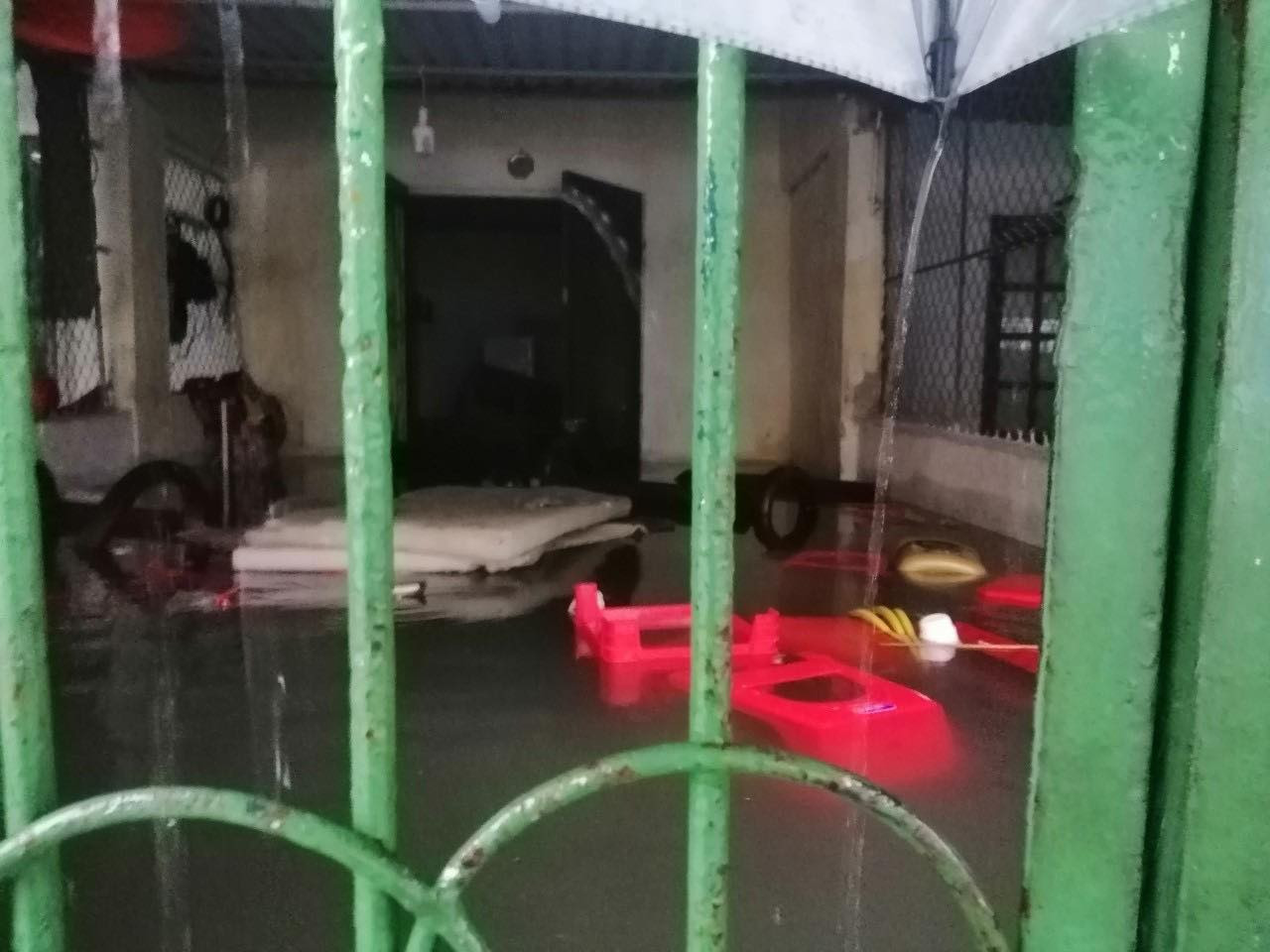 Giải cứu người dân bị mắc kẹt trong biển nước ảnh 9