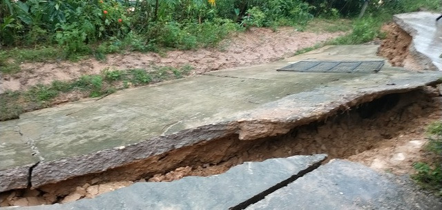Đồi núi lở, đất đá tràn xuống ‘uy hiếp’ hàng trăm hộ dân miền núi Nghệ An ảnh 11