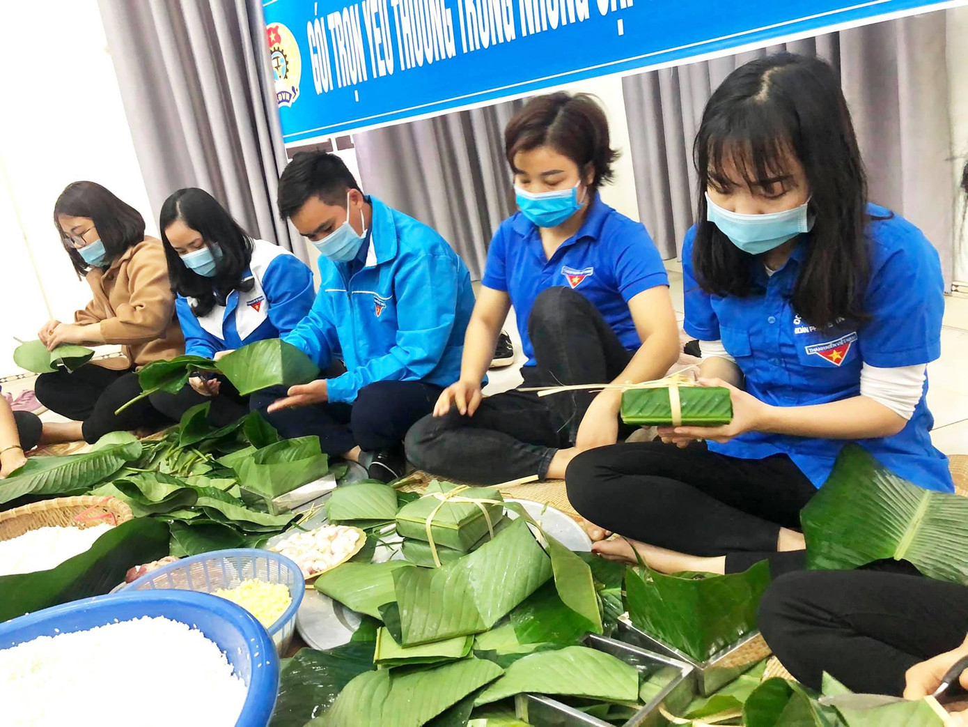 Tuổi trẻ Nghệ An gói bánh chưng nghĩa tình, mang Tết ấm áp đến với trẻ khó khăn ảnh 4