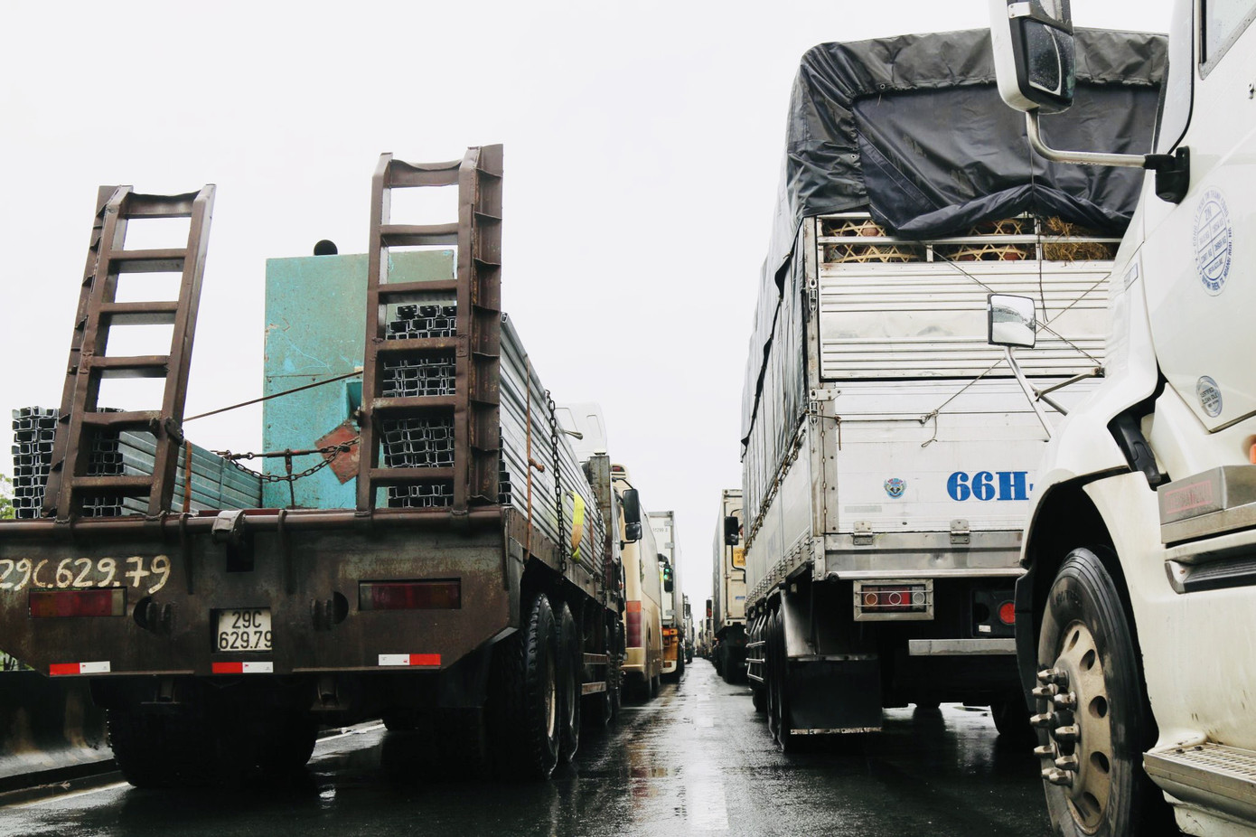 Lũ cuồn cuộn, đường tránh Hà Tĩnh ách tắc hàng chục km ảnh 2