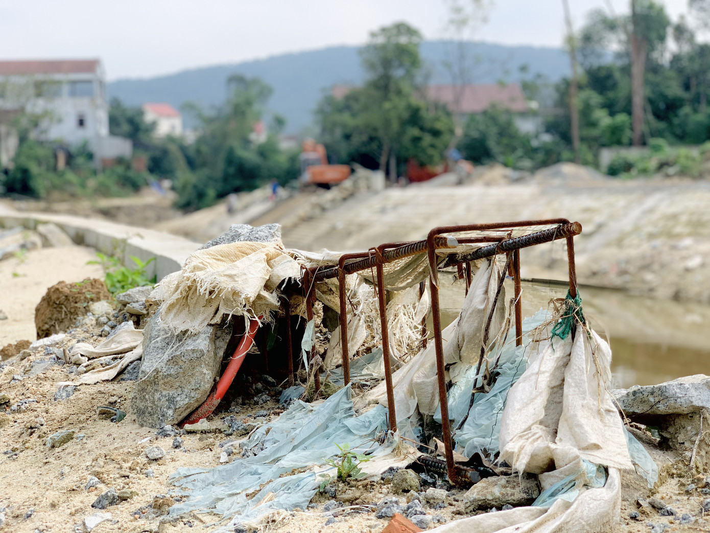 Bờ kè 20 tỷ chưa xong đã nát, dân thấp thỏm bên ngôi nhà 'chờ sập' ảnh 16