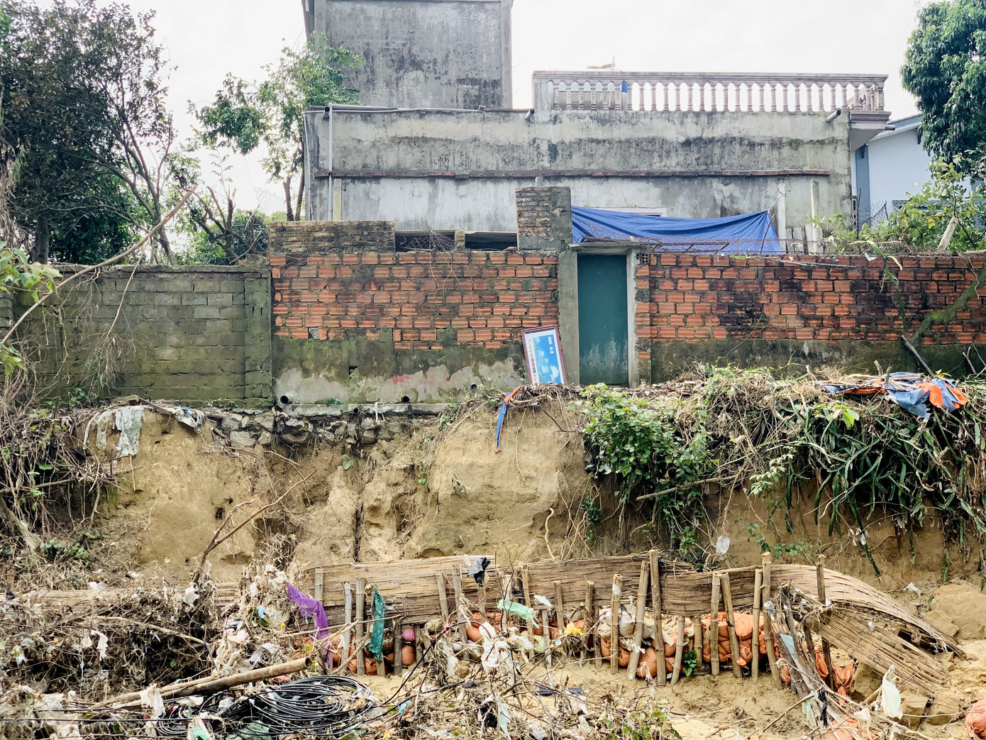 Bờ kè 20 tỷ chưa xong đã nát, dân thấp thỏm bên ngôi nhà 'chờ sập' ảnh 15