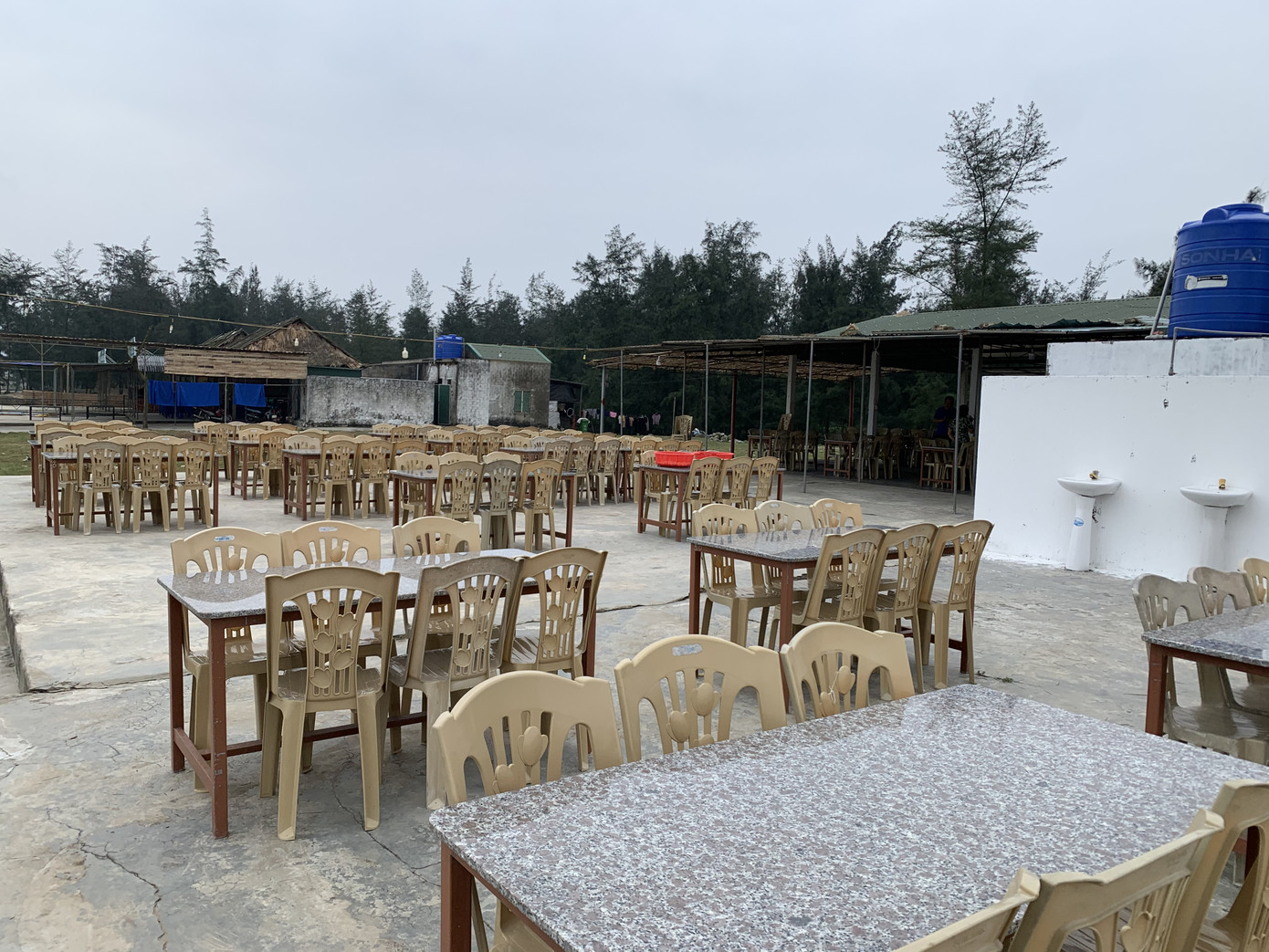 Biển Hà Tĩnh vắng bóng khách trong ngày đầu nghỉ lễ ảnh 7