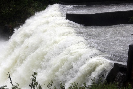 Mưa lớn dồn dập, thủy điện đồng loạt xả lũ, Hà Tĩnh ra công điện khẩn ảnh 1