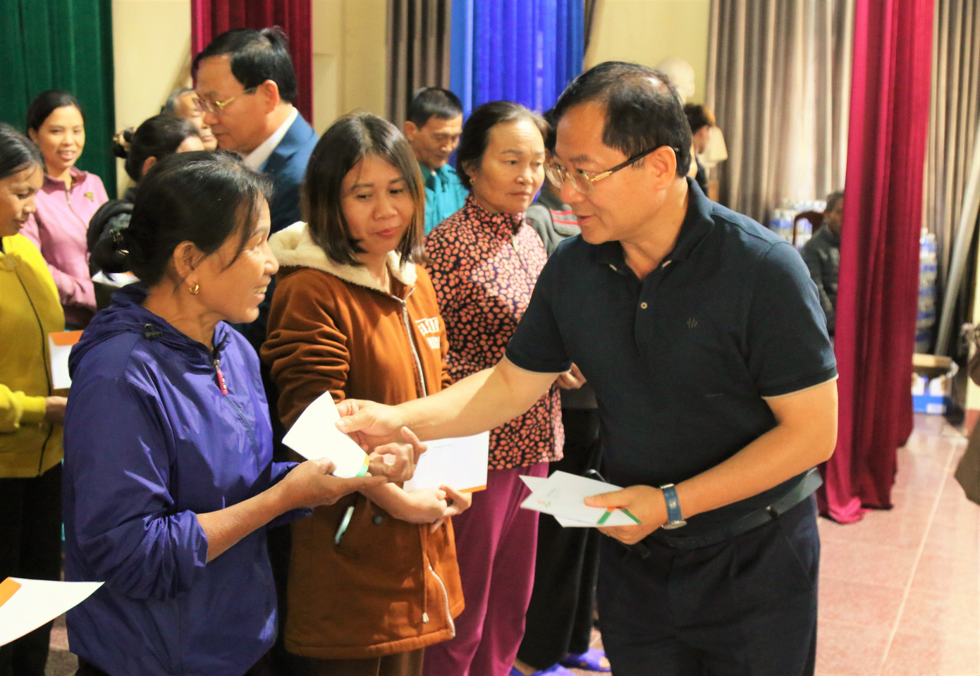 Trao 500 triệu hỗ trợ dân vùng lũ Hà Tĩnh ảnh 2