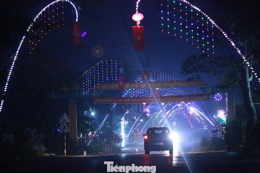 Rực sáng những 'cung đường nêu' đón Tết ở xứ Nghệ ảnh 12