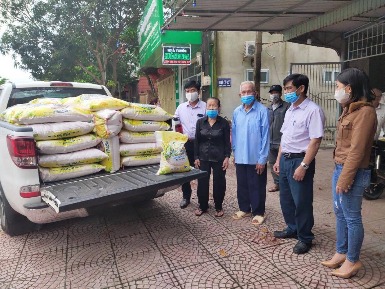 Vợ chồng giáo dân ủng hộ hơn 1 tấn gạo phòng dịch COVID-19 ảnh 2