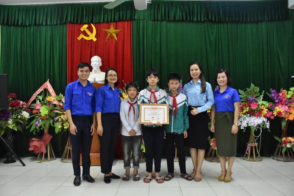 Trao tặng Huy hiệu ‘Tuổi trẻ dũng cảm’ cho nam sinh cứu hai em khỏi đuối nước ảnh 1