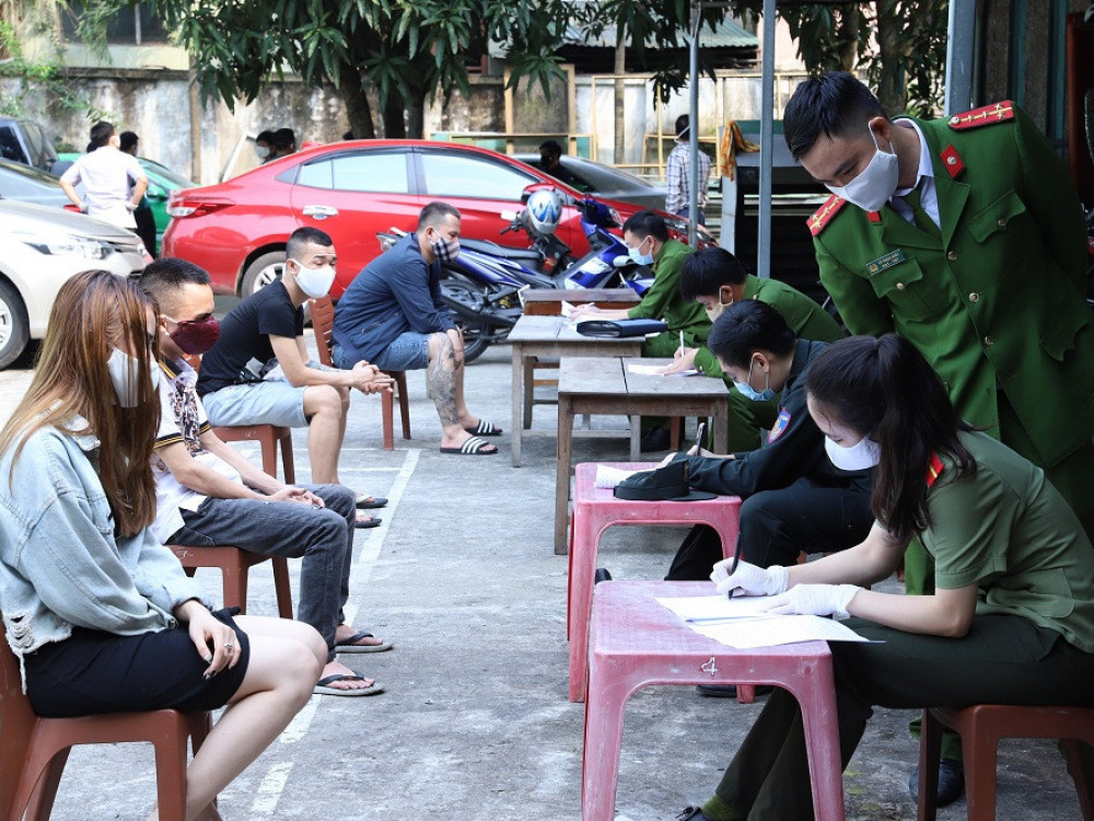 Trinh sát kể phút đột kích bắt 76 dân chơi dự 'đại tiệc ma túy' giữa dịch COVID-19 ảnh 4