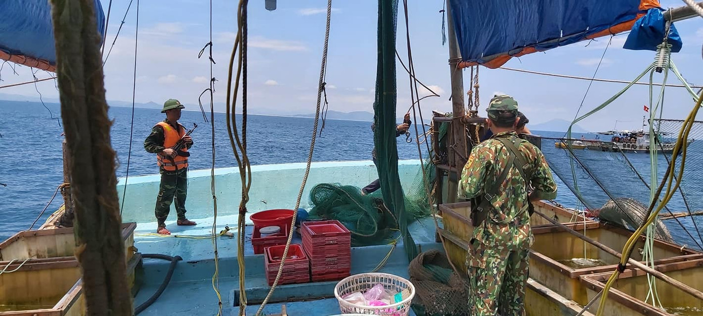 Nổ súng truy bắt tàu cá khai thác trái phép trên biển ảnh 1