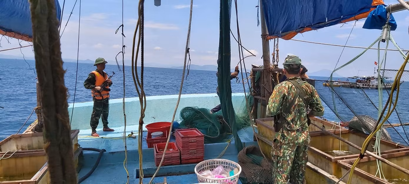 Nổ súng truy bắt tàu cá khai thác trái phép trên biển ảnh 1