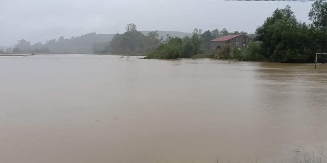 Lãnh đạo huyện Thanh Chương có mặt chỉ đạo tại những nơi bị cô lập Nước dâng cao gần tới nóc nhà, một huyện ở Nghệ An bị cô lập hoàn toàn ảnh 7