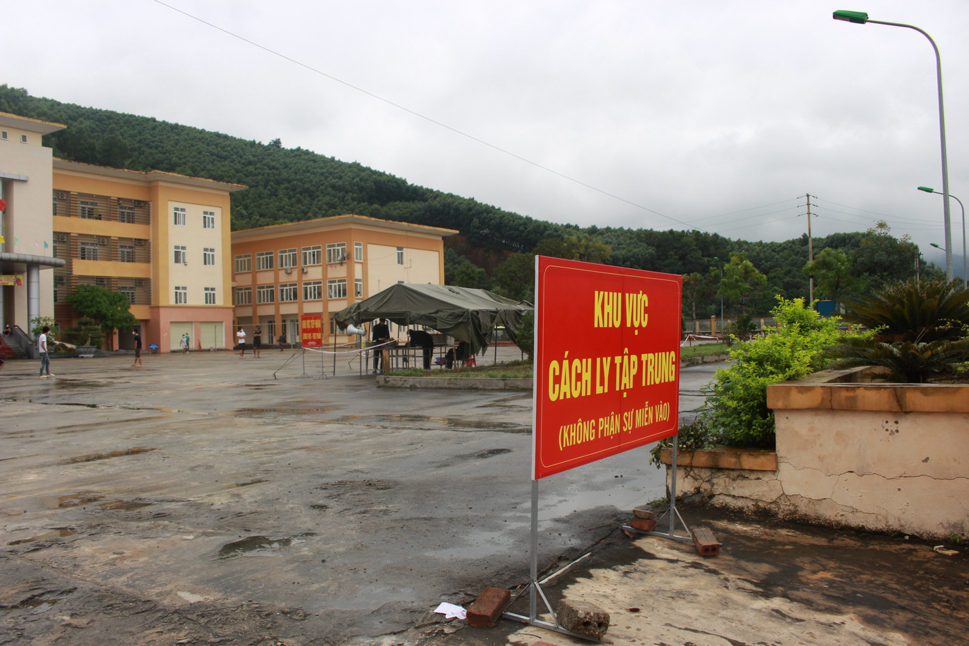 Giảng viên về thôn kêu gọi, thu gom rau tiếp tế nơi cách ly gần 1.000 người ảnh 12