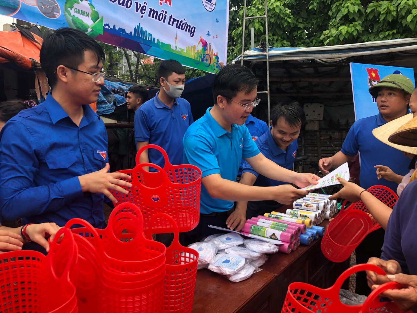 Thanh niên Hà Tĩnh ra quân chiến dịch 'Làm cho thế giới sạch hơn' ảnh 2