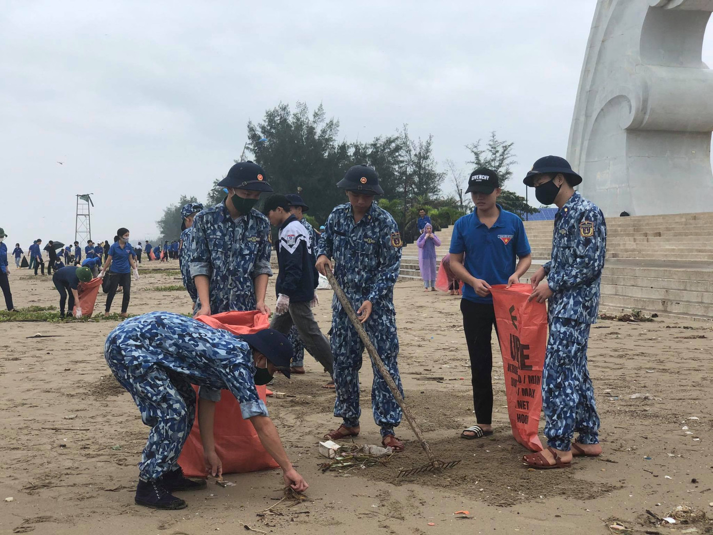 Thanh niên Hà Tĩnh ra quân chiến dịch 'Làm cho thế giới sạch hơn' ảnh 3