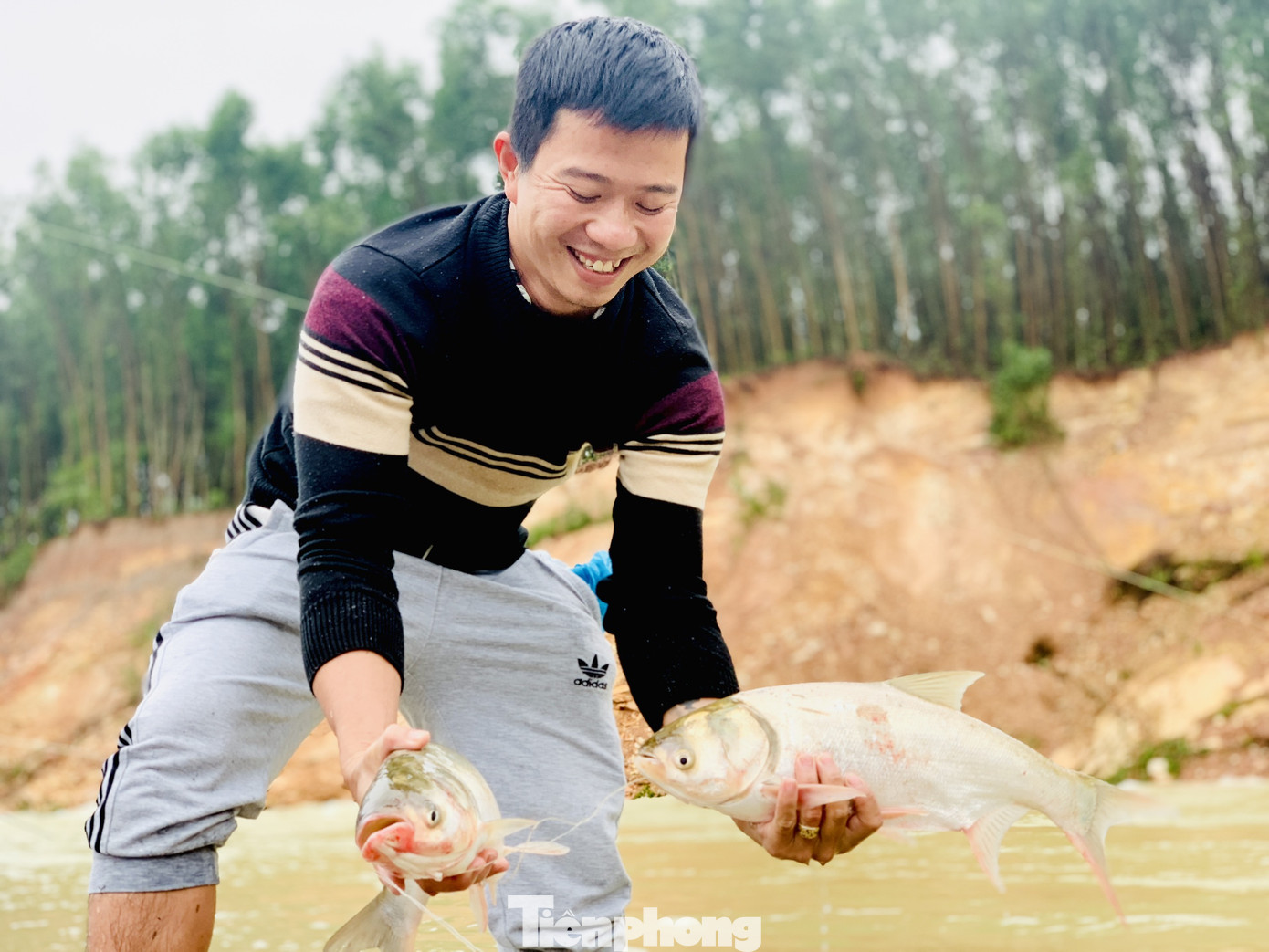 Hàng chục người bất chấp hồ xả lũ vẫn săn bắt cá dưới dòng nước xiết ảnh 9