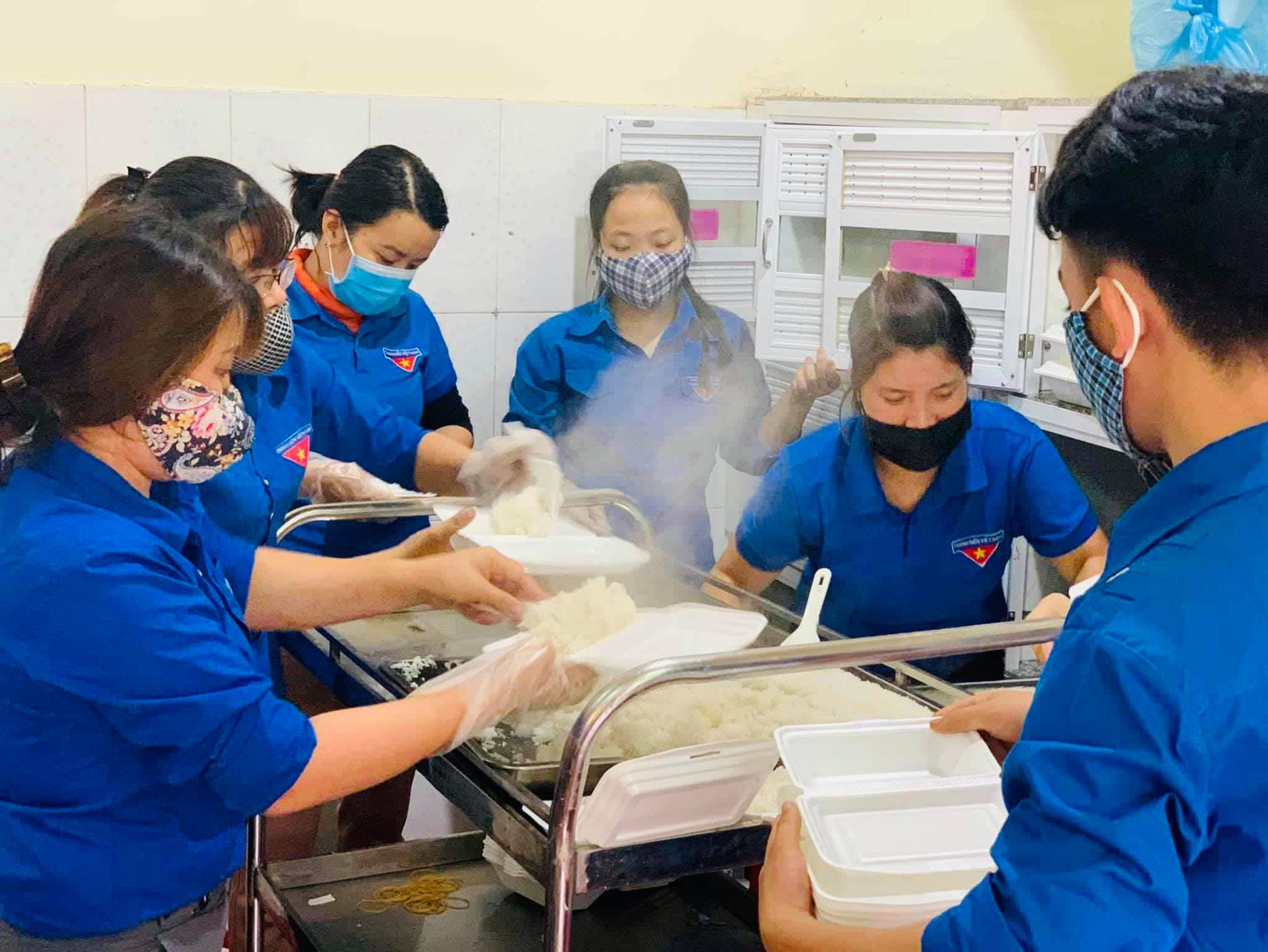Suất cơm ấm lòng mùa dịch của tuổi trẻ Nghệ An ảnh 1
