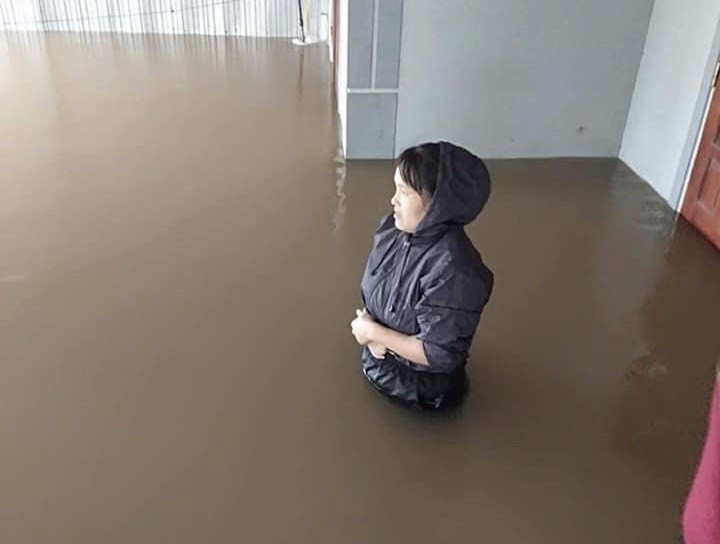 Người dân Hà Tĩnh kêu cứu vì lũ lên quá nhanh ảnh 1