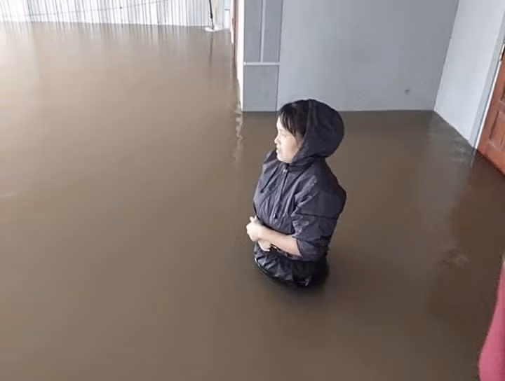 Người dân Hà Tĩnh kêu cứu vì lũ lên quá nhanh ảnh 1