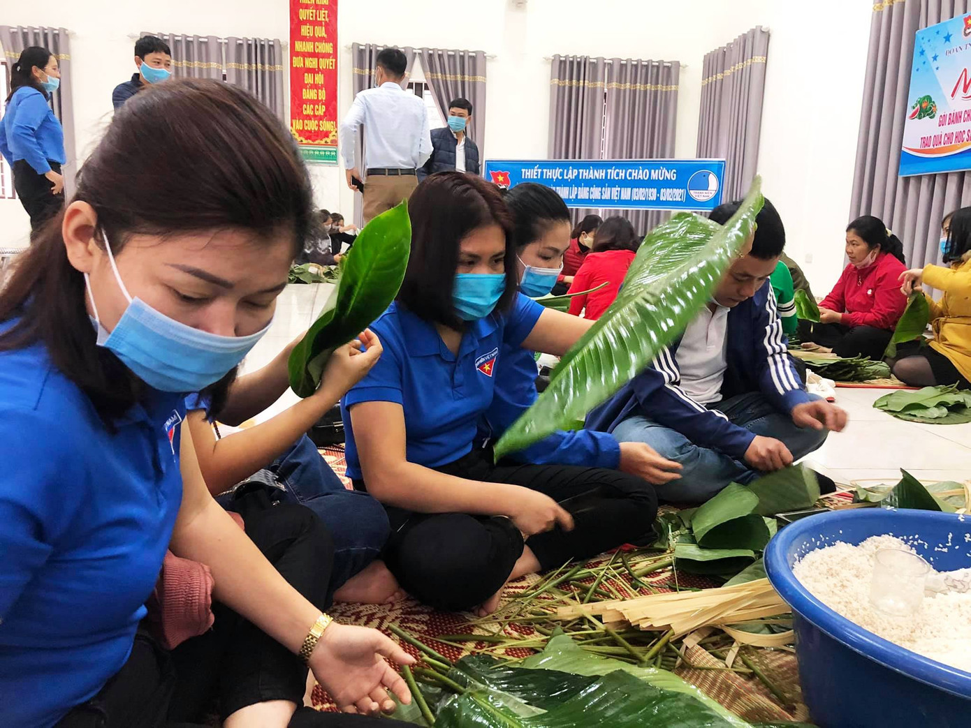 Tuổi trẻ Nghệ An gói bánh chưng nghĩa tình, mang Tết ấm áp đến với trẻ khó khăn ảnh 6