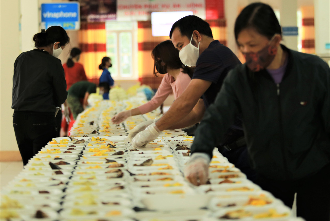 Giảng viên về thôn kêu gọi, thu gom rau tiếp tế nơi cách ly gần 1.000 người ảnh 7