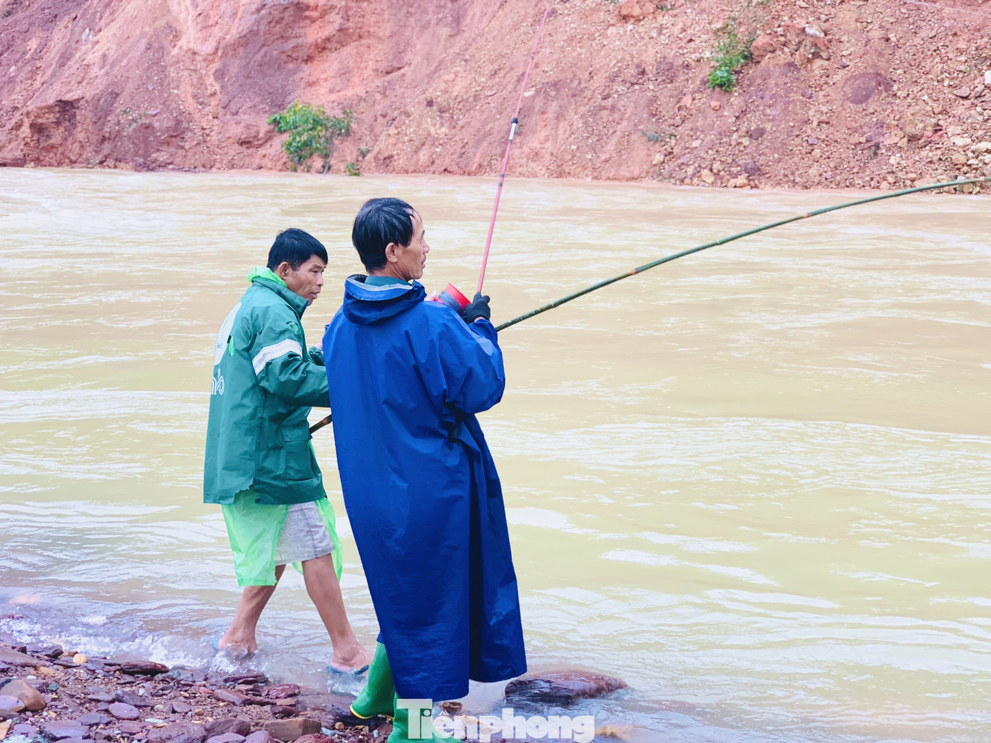 Hàng chục người bất chấp hồ xả lũ vẫn săn bắt cá dưới dòng nước xiết ảnh 8