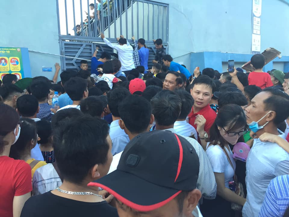 'Vỡ sân' Hà Tĩnh, CĐV bức xúc vì mua vé không được xem ảnh 10