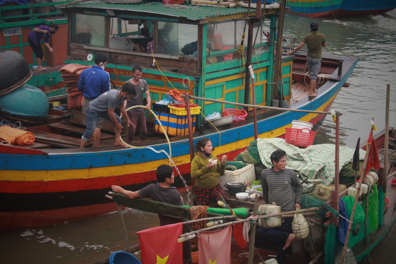 Cảng cá Hà Tĩnh tấp nập người bán, kẻ mua giữa mùa dịch COVID - 19 ảnh 6