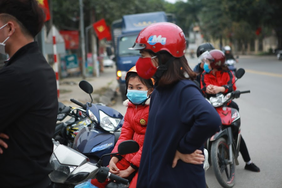 Dòng người rồng rắn xếp hàng chờ rút tiền ngày 29 Tết ảnh 8