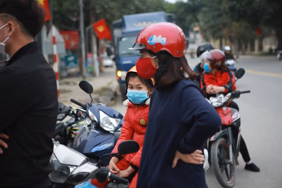 Dòng người rồng rắn xếp hàng chờ rút tiền ngày 29 Tết ảnh 8