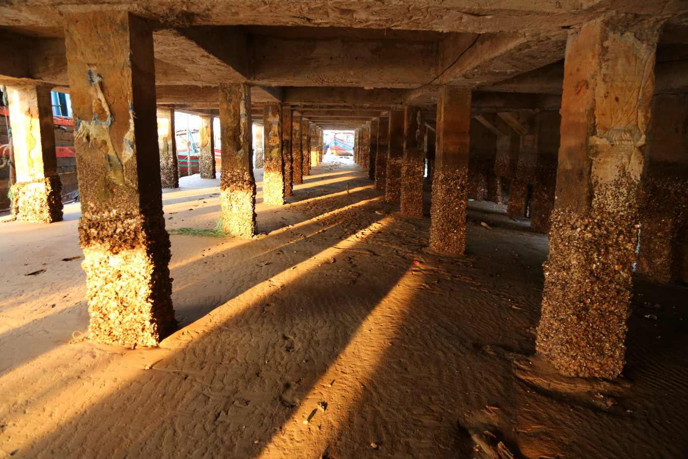 Cảng cá hơn 110 tỷ bị bồi lấp, tàu thuyền 'treo' trên cát ảnh 1