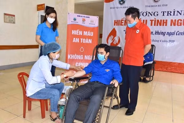 Thanh niên Hà Tĩnh 'hiến máu an toàn, không ngại Covid' ảnh 1