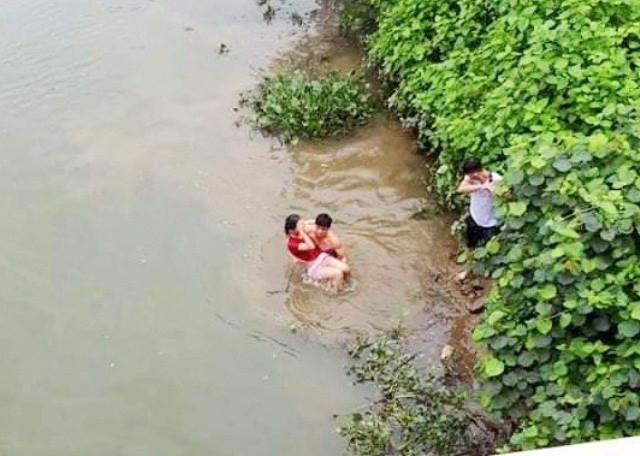 Cán bộ xã vật lộn với ‘hà bá’ cứu nữ sinh nhảy cầu tự tử ảnh 1