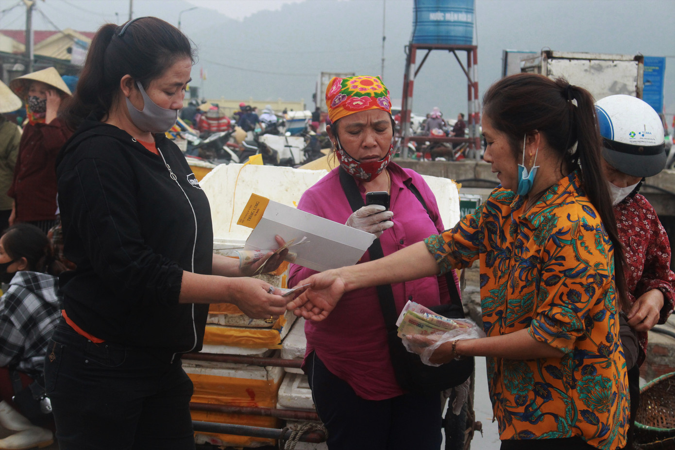 Cảng cá Hà Tĩnh tấp nập người bán, kẻ mua giữa mùa dịch COVID - 19 ảnh 7