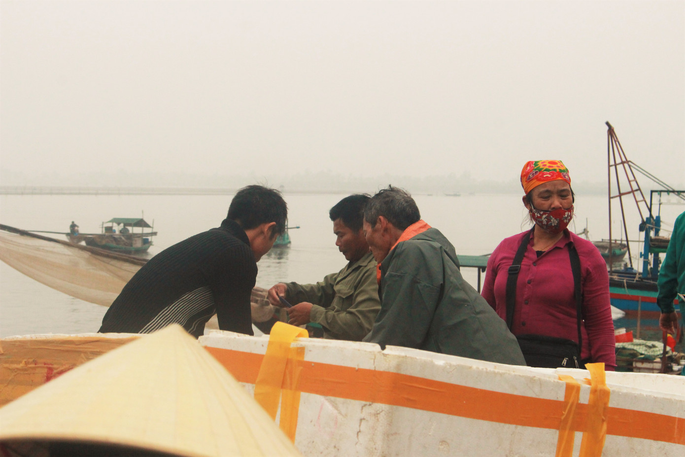 Cảng cá Hà Tĩnh tấp nập người bán, kẻ mua giữa mùa dịch COVID - 19 ảnh 2