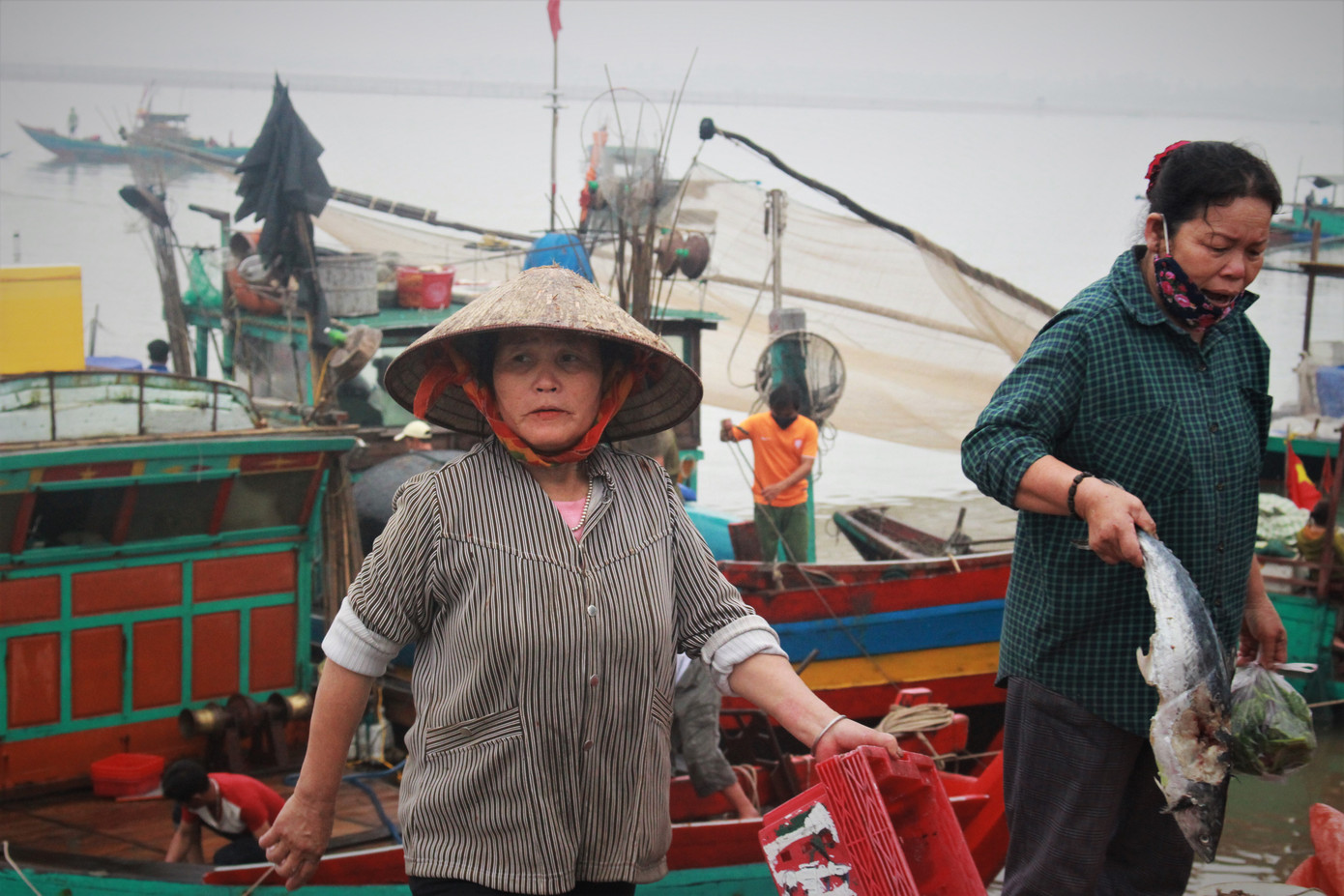 Cảng cá Hà Tĩnh tấp nập người bán, kẻ mua giữa mùa dịch COVID - 19 ảnh 13