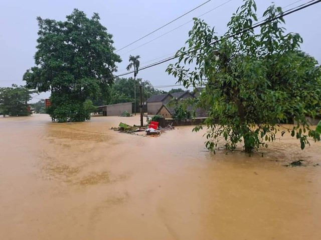 Cố băng qua đường ngập lụt, 2 thanh niên bị lũ cuốn trôi ảnh 2