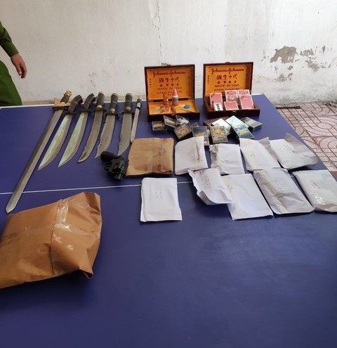 Triệt phá ổ bạc lúc đêm khuya thu giữ hơn 250 triệu cùng hàng 'nóng' ảnh 2