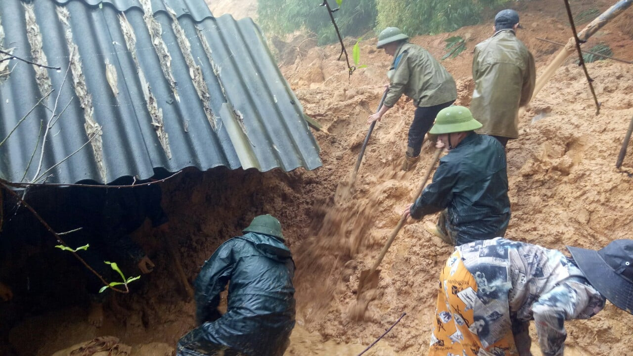 Chiến sỹ Bộ đội Biên phòng lội bùn non giúp dân dọn dẹp, thông đường sau lũ ảnh 1